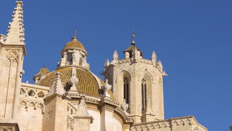 Kathedrale-von-tarragona-sun-light-Oberseite-Vogel-Fliegen-4-K