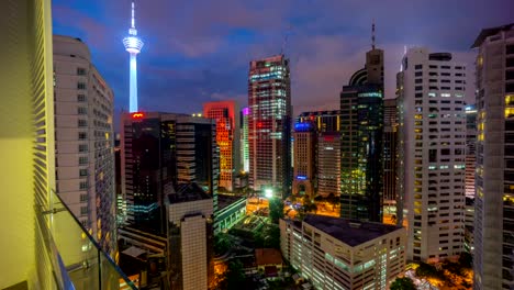 Kuala-Lumpur,-Malaysia--ca.-Oktober-2015:-wunderschönen-Tag-zur-Nacht,-Sonnenaufgang-Szene-über-Kuala-Lumpur.-Zeitraffer.-Mit-der-berühmten-Kuala-Lumpur-Tower-und-andere-bulding-in-der-Nähe.