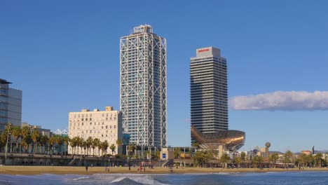 barcelona-la-luz-solar-famosa-playa-de-pescado-escultura-4-k,-España