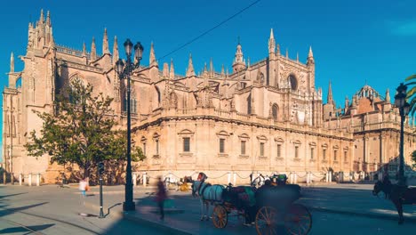 Catedral-de-sevilla-a-la-luz-de-sol-vista-panorámica-de-la-fachada-del-hotel,-4-K-lapso-de-tiempo-de-España