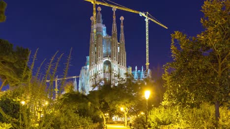 Barcelona-Nachtlicht-Sagrada-familia,-Blick-auf-den-Park-4-k-Zeitraffer-Spanien
