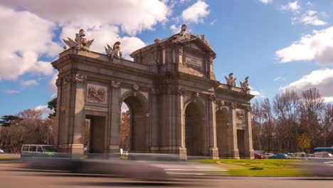 Madrid-día-soleado-rotonda-arco-triunfal-4-K-lapso-de-tiempo-de-España