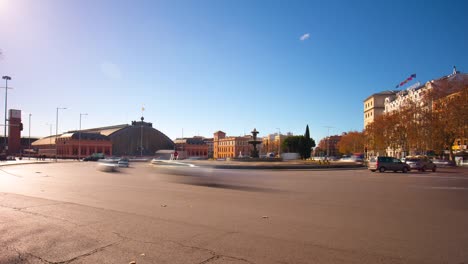 Madrid-sonniger-Tag-Hauptbahnhof-Straße-Panoramablick-4-k-Zeitraffer-Spanien