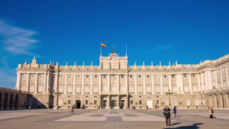 Sonniger-Tag-blauer-Himmel-Königspalast-von-Madrid-4-k-Zeitraffer-Spanien