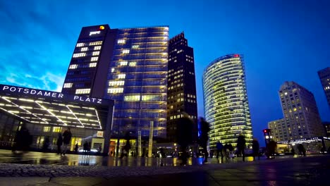 Vista-de-noche-de-Potsdamer-Platz-distrito-financiero-de-Berlín,-Alemania