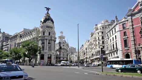 Día-el-semáforo-cerca-del-edificio-metrópolis,-Madrid