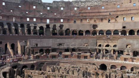 Kolosseum-in-Rom,-Italien-innen