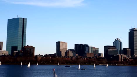 Timelapse-skyline-von-Boston-mit-Segelbooten