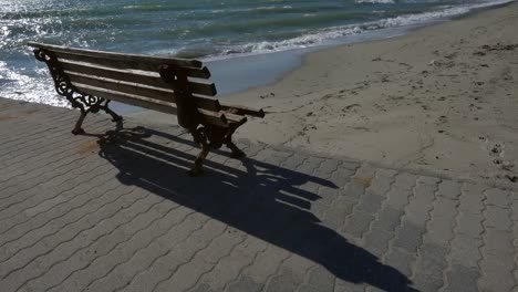 Eine-einsame-Bank-auf-dem-Pier-in-der-Nähe-des-Meeres-in-einem-Strand-in-Griechenland