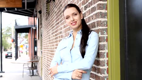 Junge-Unternehmer-Geschäftsfrau-lächelnd-vor-Ihr-business