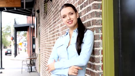 Empresario-joven-Empresaria-sonriente-fuera-de-su-negocio