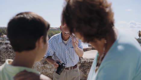 Familie-auf-Urlaub-Im-Kuba-Opa-Tourist-nimmt-Foto