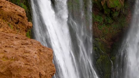 Ouzod-Wasserfälle-im-Grand-Atlas-Dorf-Tanaghmeilt,-in-der-Provinz-Azilal-in-Marokko,-Afrika