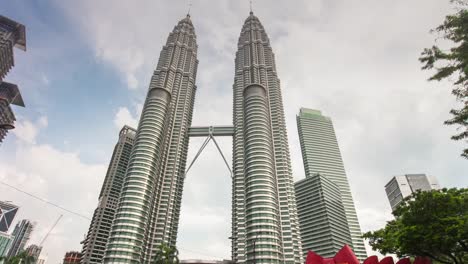 día-soleado-de-Malasia-petronas-twin-center-de-ciudad-de-kuala-lumpur-Torres-Ve-el-lapso-de-tiempo-de-4-k