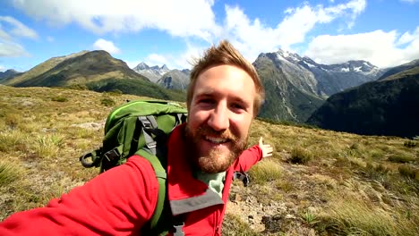 Autorretrato-de-un-excursionista-en-el-fondo-de-la-montaña-hermosa