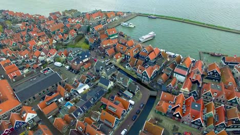 Ciudad-de-Volendam-en-Holanda-del-norte-en-los-países-bajos-aérea-vista-de-casas-y-barcos