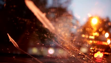 Vista-de-noche-lluviosa-del-limpiaparabrisas-movimiento-desde-dentro-de-un-coche-en-un-semáforo-de-rojo