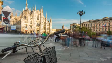 panorama-Catedral-del-duomo-soleado-de-la-calle-bicicleta-tráfico-Italia-4k-lapso-de-tiempo