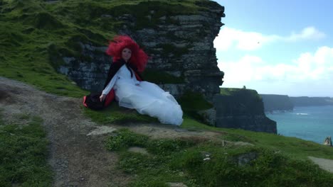 4k-erschossen-einer-Rothaarigen-Prinzessin-auf-Cliffs-of-Moher-View-in-Irland