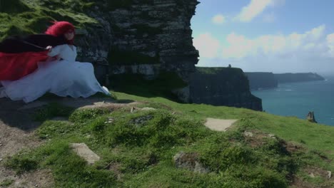 4k-erschossen-einer-Rothaarigen-Prinzessin-auf-Cliffs-of-Moher-View-in-Irland