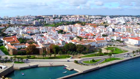 Aérea-de-la-ciudad-de-Lagos-en-el-Algarve-Portugal