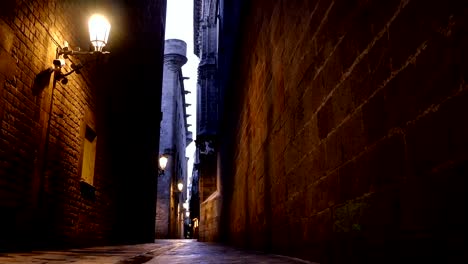 Street-in-the-Gothic-quarter-of-Barcelona-at-night,-dolly