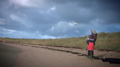 4k-erschossen-von-zwei-jungen-fliegt-die-Drohne-am-Strand-in-Irland