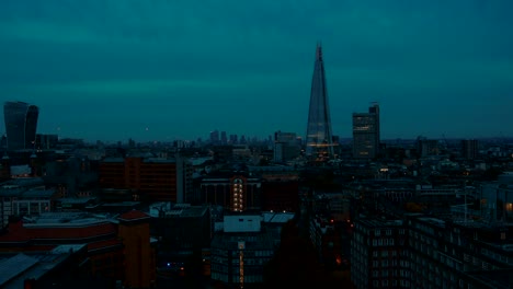 Schwenken-der-Schuss-von-der-Shard-und-Süden-Londons-Skyline-während-der-blauen-Stunde