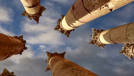 Columnas-romanas-en-la-ciudad-jordana-de-Jerash-(Gerasa-de-antigüedad),-capital-y-ciudad-más-grande-de-Jerash-Governorate,-Jordania