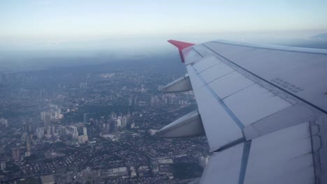 Blick-aus-einem-Flugzeugfenster.-Manila,-Philippinen