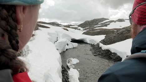 Wanderer-diskutieren-die-Route-in-Bergen-Norwegen