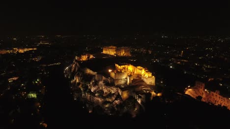 Tiro-de-Drone-de-4K-de-la-Acrópolis-de-noche