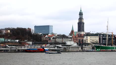 Boot-in-der-Nähe-von-St.-Pauli-Landungsbrücken,-Hamburg,-Deutschland