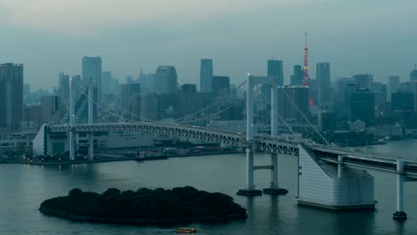 4K-Day-to-Night-Timelapse-Tokyo-Tower-and-Rainbow-bridge-in-Tokyo,-Japan