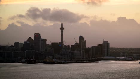 Sonnenuntergang-Zeitraffer---Auckland-Sky-Tower-und-Hafen-in-Auckland