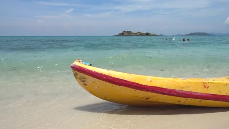 kayaks-on-the-beach.