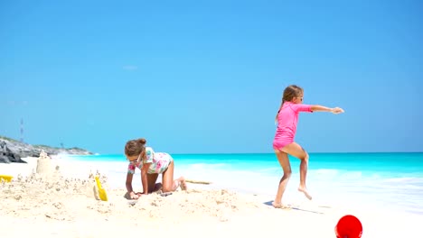 Glückliche-kleine-Kinder-spielen-mit-Spielzeug-für-den-Strand-während-der-tropischen-Urlaub