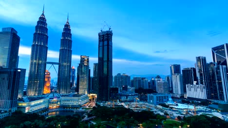 Kuala-Lumpur-Stadtbild-Wahrzeichen-Travel-Ort-von-Malaysia-4K-Tag-zu-Nacht-Zeitraffer-(Zoom-in)