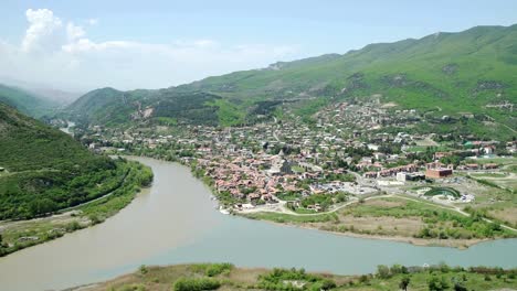 Vista-aérea-de-la-antigua-capital-de-Mtskheta-de-Georgia