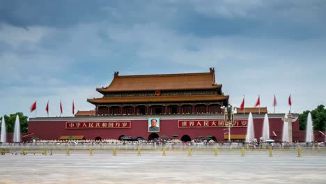 Zeit-Ablauf-Blick-auf-Menschen-und-Verkehr-vorbei-außerhalb-der-Tiananmen-in-Peking,-china