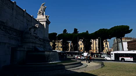 Brunnen-am-links-vom-Altar-des-Vaterlandes-in-Rom,-Italien