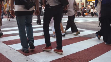 Menschen-zu-Fuß-auf-den-Zebrastreifen-(Slow-Motion-Video)-Shibuya-im-Sommer