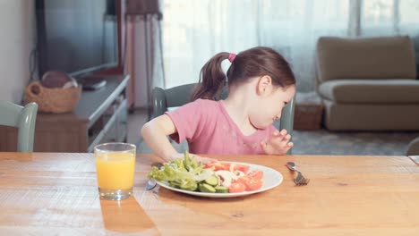 Kinderernährung---Mädchen-weigert-sich,-gesund-zu-essen