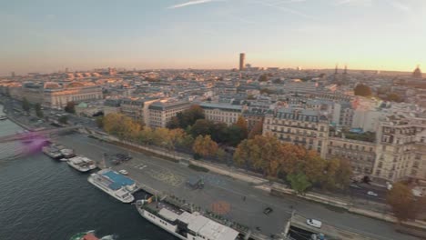 Luftaufnahme-von-Paris-mit-Seineufer-bei-Sonnenuntergang