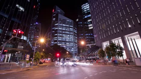 Brisbane-Kreuz-Kreuzung-der-Straßen-in-der-Nacht