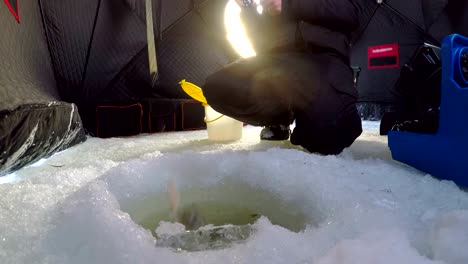 Hombre-de-pesca-en-la-región-Nevado