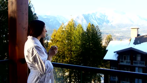 Frau,-die-Kaffee-in-Balkon