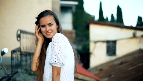 Stilvolle-Frau-Tourist,-Sommer-Kleid-posiert-auf-einer-Straße-in-einer-alten-Stadt