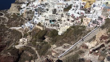 4k-video.-erstaunliche-romantischen-weißen-Häusern-in-Oia,-Santorin,-Griechenland.-mit-Panoramablick-auf-die-ganze-Klippe