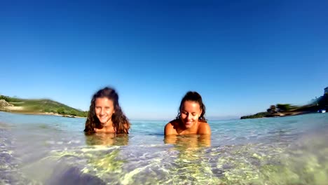 Glückliche-Mädchen-am-Sommerstrand-erfrischen-Sie-sich-im-türkisfarbenen-Meerwasser